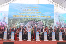 Phó Thủ tướng Thường trực Chính phủ Nguyễn Hòa Bình dự khởi công trường nội trú ở Quảng Ngãi