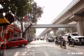 Hà Nội phân luồng giao thông phục vụ di chuyển, lắp đặt cầu đi bộ trên đường Xuân Thủy