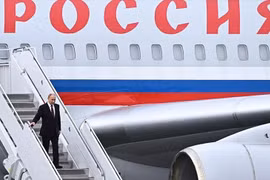 Tổng thống Putin đến thăm nghĩa trang phi công Liên Xô trước khi rời Alaska