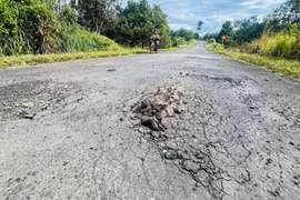 Gia Lai: Quốc lộ 14C bị 'cày xới' hư hỏng, xuống cấp nghiêm trọng