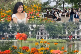 Giới trẻ nô nức check-in sắc hoa Hồ Gươm