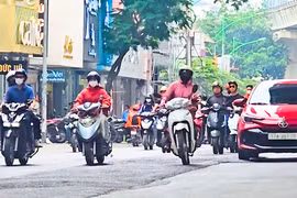 Đường Cầu Giấy sụt lún, người đi đường bất an