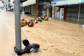 Khánh Hòa dốc toàn lực ứng cứu, đưa người dân vùng ngập lụt đến nơi an toàn