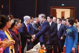 Bộ đội Biên phòng dầm mình trong bùn đất, giúp dân khắc phục hậu quả mưa lũ