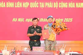Trao quyết định cho sĩ quan đi làm nhiệm vụ gìn giữ hòa bình tại Nam Sudan