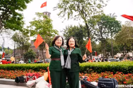 Hà Nội: Người dân nhộn nhịp ‘check-in’ trong ngày kỷ niệm 50 năm Giải phóng miền Nam