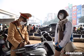 Vẫn còn một số người cố tình vượt đèn đỏ mặc dù mức phạt theo nghị định mới đã tăng