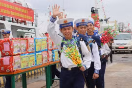 Bộ Tư lệnh Vùng 2 Hải quân tổ chức đưa quà Tết đến nhà giàn DK1 và các lực lượng làm nhiệm vụ trên biển