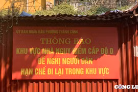 Hà Nội: Cận cảnh nhà tập thể có nguy cơ đổ sập, đề nghị người dân hạn chế đi lại trong khu vực