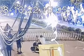 Hai đối tượng đi xe máy lạng lách, đánh võng và đâm thẳng vào rào chắn của công an ở Hưng Yên