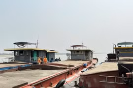Hà Nội: Tạm giữ 3 phương tiện thủy vận chuyển cát không hóa đơn, chứng từ