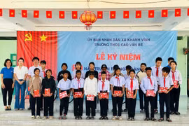 Chi đoàn Kiểm toán nhà nước khu vực VIII: Tặng quà học sinh nghèo trước thềm năm học mới