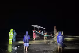 Hà Tĩnh: Hai tàu cá cùng 8 ngư dân mất liên lạc đã cập bờ an toàn