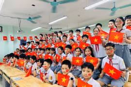 Hà Nội: Trường học rợp cờ hoa mừng 50 năm thống nhất đất nước