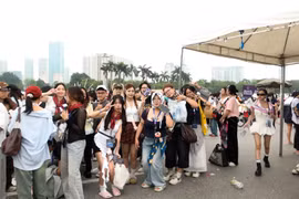 Hàng dài người hâm mộ đổ về Mỹ Đình, chờ đón đêm nhạc ‘Anh Trai Say Hi’