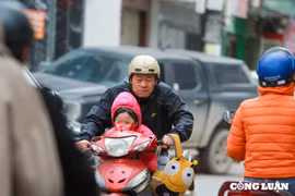 Nhiệt độ Hà Nội giảm xuống còn 13 độ C, người dân "co ro" di chuyển trên đường