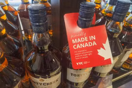 Rượu Mỹ 'bốc hơi' khỏi quầy bán hàng tại Canada