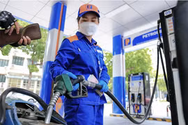 Chiết khấu xăng dầu 'nhảy múa': Có lúc chỉ còn 100 đồng/lít, doanh nghiệp bán lẻ bù lỗ để nhập hàng
