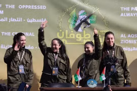 Hình ảnh và video Hamas tổ chức sự kiện thả 4 nữ con tin Israel ở Gaza