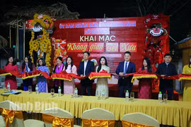 Trải nghiệm 'Không gian chợ Tết xưa' tại Phố cổ Hoa Lư, Ninh Bình