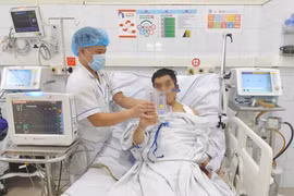 Cứu sống bệnh nhân người nước ngoài bị đa chấn thương, suy hô hấp