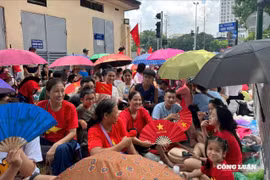 Hàng nghìn người 'giữ chỗ' sớm trước một ngày để đón tổng duyệt diễu binh, diễu hành A80
