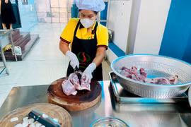 Sau vụ thịt ôi cá ươn, nhà trường kiên quyết mở lại bếp ăn trước sự nghi ngại của phụ huynh