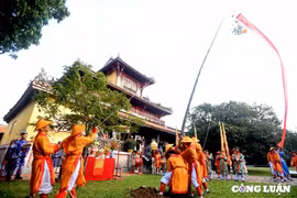 Độc đáo nghi lễ thượng nêu trong Hoàng thành Huế