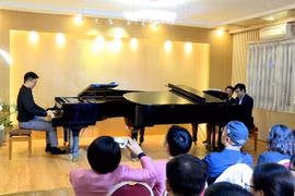 Lắng nghe tiếng dương cầm...