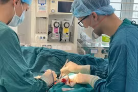 Hà Nội: Cứu sống cụ bà mang khối u vú vỡ nặng hơn 3kg do không điều trị