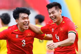 Bóng đá nam và nữ Việt Nam cùng xuất sắc vào bán kết Sea Games 33 với ngôi đầu