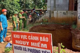 Phú Thọ: “Hố tử thần” làm nghiêng nhà dân, tường nứt toác