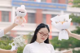 Thủ khoa kép chuyên Anh Hà Nội: “Con thích học, mẹ không bao giờ cần nhắc”