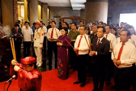 TP.HCM: Bí thư Trần Lưu Quang dâng hương tại Đền tưởng niệm các Vua Hùng, trải nghiệm tuyến Metro số 1