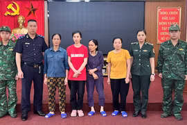 4 người phụ nữ dấu lượng ngoại tệ lớn trong đế giày chuyển trái phép qua biên giới