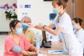 Người già cần lưu ý gì khi cúm mùa phát triển mạnh?