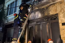 Kịp thời giải cứu cụ bà 94 tuổi cùng 3 người trong vụ cháy nhà lúc rạng sáng ở Hải Phòng
