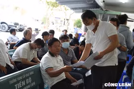 TP HCM: Người dân đổ xô đi đổi giấy phép lái xe, các điểm tiếp nhận quá tải