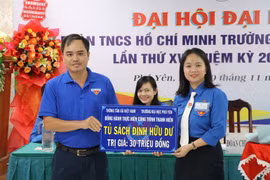 Thanh niên cơ quan Thông tấn xã Việt Nam trao tặng thiết bị thông minh cho học sinh vùng cao Phú Yên