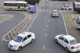 Người dân cấp đổi giấy phép lái xe tại công an xã phường
