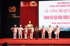 5.645 cán bộ Công an Hà Nội được thăng cấp bậc hàm, nâng lương
