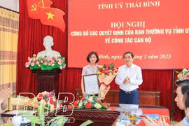 Trao quyết định về công tác cán bộ tại Hội Liên hiệp Phụ nữ tỉnh Thái Bình