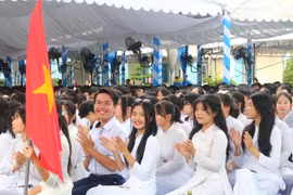 Bộ Chính trị quyết định miễn toàn bộ học phí cho học sinh công lập trên cả nước