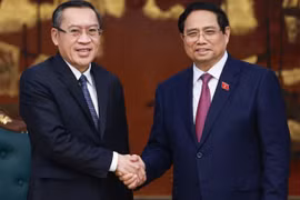 Việt Nam đón học sinh Lào sang học tại các trường nội trú
