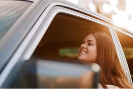 Hạ kính khi lái xe có tốn xăng hơn không?