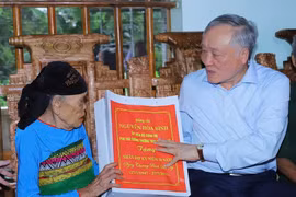 Phó Thủ tướng Thường trực Chính phủ Nguyễn Hòa Bình thăm, tặng quà gia đình chính sách, người có công với cách mạng trên địa bàn tỉnh Thanh Hóa
