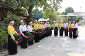 Diễu hành trình diễn văn hóa dân tộc Mường tại phố đi bộ Hà Nội