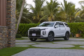 Loạt xe Hyundai giảm giá trăm triệu, nâng bảo hành lên 8 năm