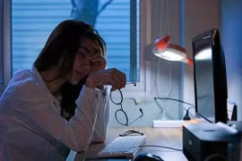 Người trẻ ‘mắc kẹt’ trong thói quen thức đêm