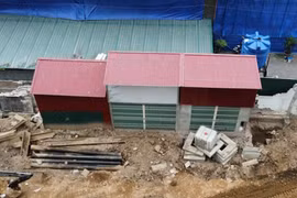 Lại ‘lộ thiên’ nhà siêu mỏng, siêu méo khi đường chưa xong